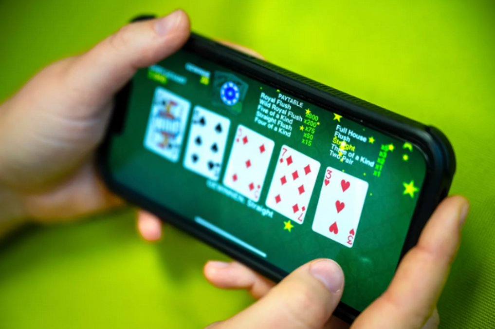 Can I play online casinos on my phone in Canada?